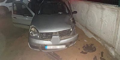 Kontrolden çıkan otomobil duvara çarptı: 3 kişi yaralandı