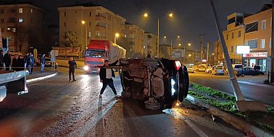 Kontrolden çıkan otomobil önce takla attı sonra direğe çaptı: 3 kişi yaralandı