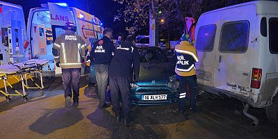 Kontrolden Çıkan Otomobil Park Halindeki Araçlara Çarptı: 1 Yaralı