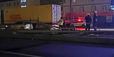 Kontrolden çıkan otomobil refüje çıktı: 2 yaralı 