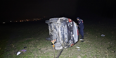 Kontrolden çıkan otomobil takla atarak tarlaya uçtu:  3 yaralı