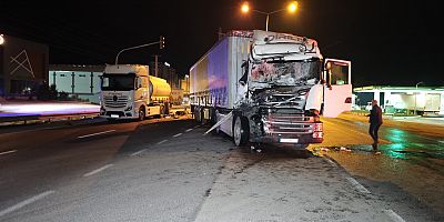 Kontrolden çıkan tır, ışık bekleyen tankere çarptı: 1 yaralı