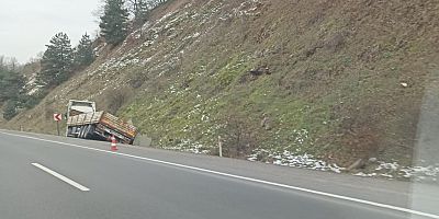 Kontrolden çıkan tır su kanalına düştü