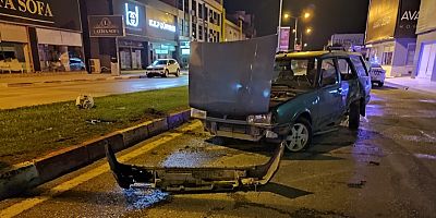 Kontrolden çıkarak orta refüje çarpan otomobilil sürücüsü yaralandı 