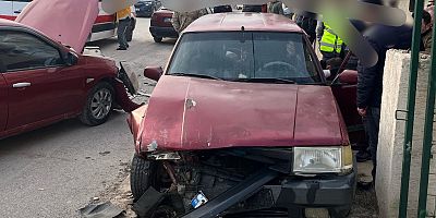 Kontrolden çıkarak park halindeki araçlara çarpan otomobilin sürücüsü yaralandı