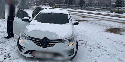 Kontrolden çıkıp kaldırıma çarptı