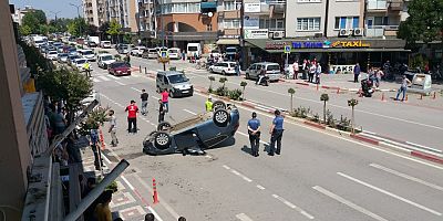 KONTROLÜNÜ KAYBEDEN ARAÇ TAKLA ATTI