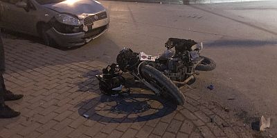 Korkutan kazada motosiklet sürücüsü yaralandı