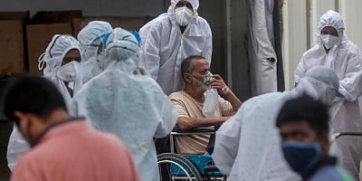 Koronadan ölen insanların sokağa atıldığı ülkede yürek yakan görüntü! 