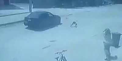 Koşarak caddeye çıkan 4 yaşındaki çocuğa otomobil böyle çarptı 