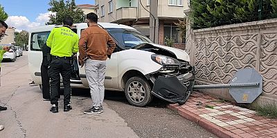 Köşede çarpıştılar, site duvarında durdular