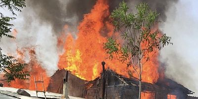 Köydeki evler alevlere teslim oldu