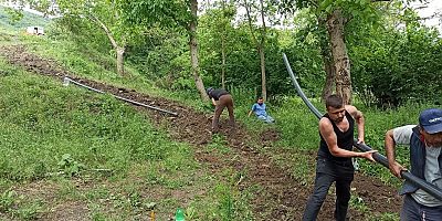 Köylü el birliği ile futbol sahasına sahip çıktı