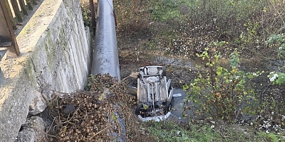 Kozluca Yolunda Otomobil Dereye Uçtu: Sürücü Yaralı