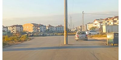 Kozluca Yolunda Yol Ortasındaki Direk Vatandaşları Şaşkına Çevirdi