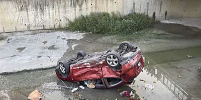 Küçükçekmece'de hafif ticari araçla çarpışan otomobil su kanalına düştü