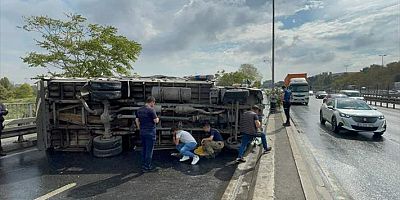 Küçükçekmece'de kamyonetin devrilmesi sonucu 2 kişi yaralandı