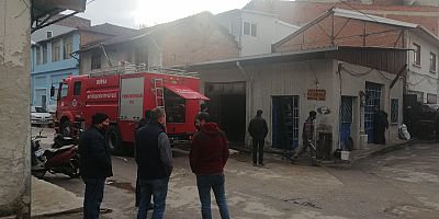 Lastikçide çıkan yangın itfaiye tarafından söndürüldü