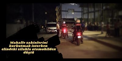 Mahalle sakinlerini korkutmak isterken  elindeki silahla otomobilden düştü