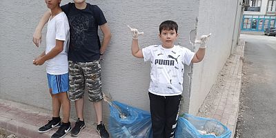 Mahallenin çöplerini toplayan gençler Büyüklerine örnek oldu