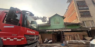 Mahmudiye Mahallesi’nde İskelet İmalathanesinin Çatısında Yangın