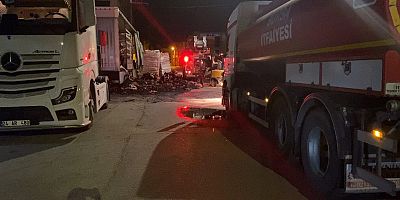 Mangal kömürü yüklü tır alev alev yandı