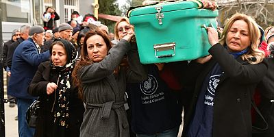 Manisa’da Eşi tarafından öldürülen kadının tabutunu kadınlar taşıdı