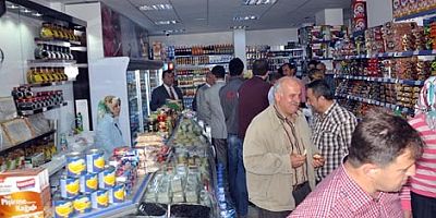 MARKET ÇALIŞANI TEPKİ GÖSTERDİ