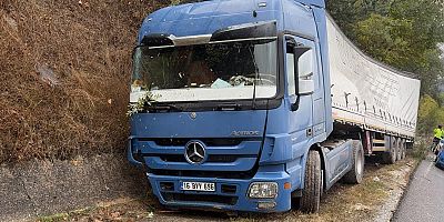 MEZİT-3 MEVKİİNDE TIR YAĞMUR KANALINA YAN YATTI: SÜRÜCÜ YARALANDI