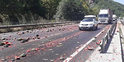 Mezitler’de Yola saçılan karpuzlar tehlikeye neden oldu