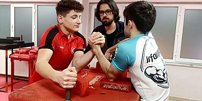 Milli sporcu Yıldız Erkekler Dünya Bilek Güreşi Şampiyonu oldu