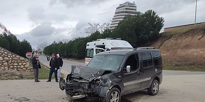 Minibüs ile hafif ticari araç çarpıştı: 6 yaralı