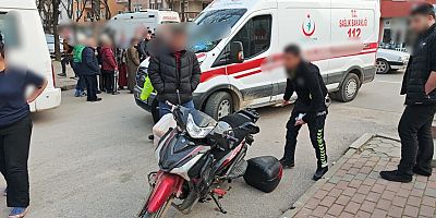 Minibüs ile motosiklet çarpıştı: 2 yaralı