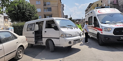 Minibüs ile motosiklet çarpıştı: 2 yaralı