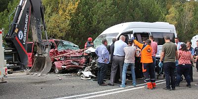 Minibüsler kafa kafaya çarpıştı: 1 ölü, 15 yaralı