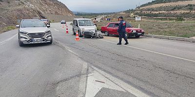 Motosiklet aracın altına girdi