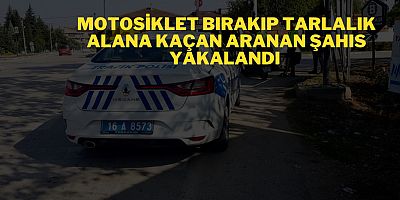 Motosiklet bırakıp tarlalık alana kaçan aranan şahıs yakalandı 