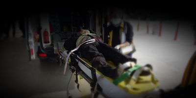 motosiklet ile kamyonet çarpıştı motosiklet sürücü yaralandı