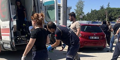 Motosiklet ile Otomobil Çarpıştı, Otomobil Direğe Çarparak Durabildi
