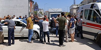 Motosiklet ile otomobil kafa kafaya çarpıştı