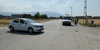 Motosiklet ile otomobilin çarpıştığı kaza kamerada