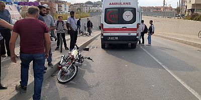 MOTOSİKLET VE BİSİKLET ÇARPIŞTI; 3 YARALI