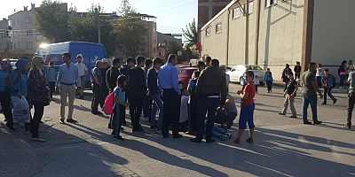 MOTOSİKLETLE ARAÇ ÇARPIŞTI ARADA KALAN YAYA YARALANDI