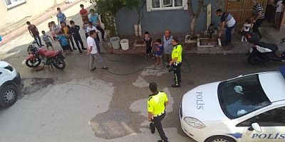 MOTOSİKLETLE MİNİBÜSÜN ALTINA GİRDİ