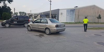 MOTOSİKLETLE OTOMOBİLE ÇARPTI