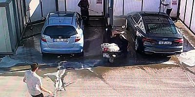 Motosikletli genç kız benzinlikte yıkanan otomobile çarptı: Yakıt istasyonundaki kaza kamerada