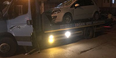 Motosikletli gençler kazada yaralandı