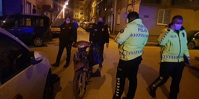 Motosikletli kurye, yaşlı çifte çarpıp kaçtı