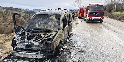 Muhtarın aracı yol kenarında yanarak kullanılmaz hale geldi