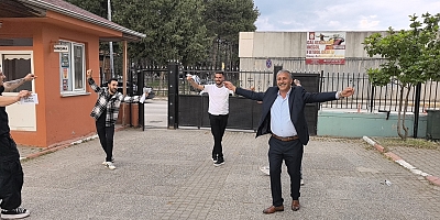 Muhtarlığı kazandı, sevincini çiftetelli oynayarak kutladı